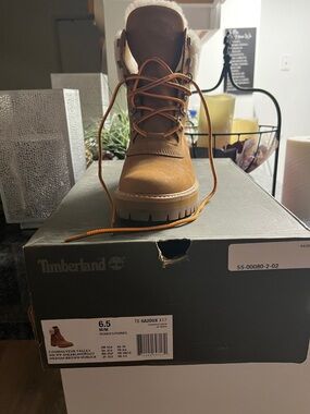 Timberland Tan Nubuck Lace-Up Winter Boot with Cream Lining